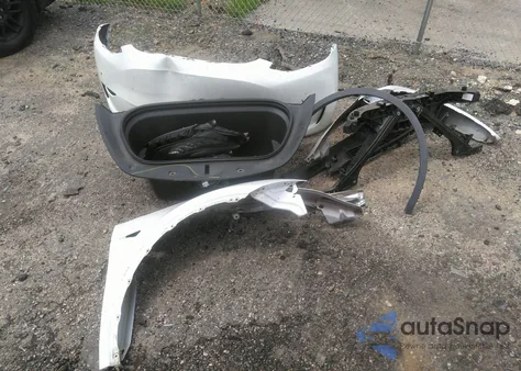 2021 Tesla Model Y Long Range Dual Motor All-Wheel Drive z USA, uszkodzony, nr VIN 5YJYGDEE4MF175885